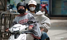Hà Nội 'hầm hập' nắng nóng đầu mùa, người dân kín mít áo chống nắng ra đường