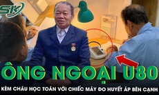 Profile ‘khủng’ của ông ngoại U80 kèm cháu học Toán với chiếc máy đo huyết áp bên cạnh gây sốt mạng xã hội