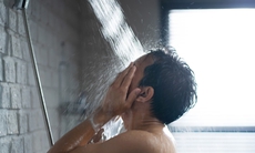 Điều gì xảy ra khi người tăng huyết áp tắm nước lạnh?