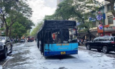 Hà Nội: Cháy xe buýt trên phố Lý Thường Kiệt, hành khách kịp thoát thân
