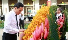 Bí thư Thành ủy TPHCM Trần Lưu Quang dâng hoa tưởng niệm Chủ tịch Hồ Chí Minh