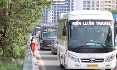 Dòng xe ùn ùn trở về Hà Nội dù chưa hết nghỉ lễ, CSGT đóng đường phân luồng