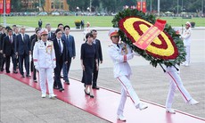 Thủ tướng Nhật Bản đặt vòng hoa viếng Chủ tịch Hồ Chí Minh và Đài tưởng niệm các Anh hùng liệt sỹ