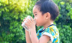 Cách bổ sung nước và điện giải an toàn cho học sinh khi thời tiết nắng nóng kéo dài
