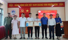 Trao Huy hiệu 'Tuổi trẻ dũng cảm' cho 2 học sinh cứu người trên sông Con