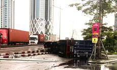 Xe container lật trên cầu vượt Lê Hồng Phong, giao thông ùn tắc kéo dài