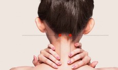 Day bấm huyệt hỗ trợ giảm đau đầu, say nắng mùa hè