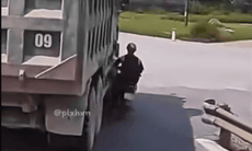Video xe tải chuyển hướng ẩu, người đi xe máy thoát chết gang tấc