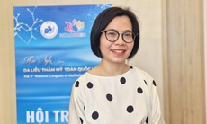 Tóc rụng nhiều do đâu? Bác sĩ cảnh báo về quảng cáo 'mọc tóc thần tốc'