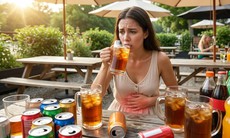 Uống nhiều nước nhưng sai cách gây hại cho đường tiết niệu