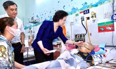 Phó Thủ tướng Phạm Thị Thanh Trà xúc động khi đến thăm các bệnh nhi tại giường bệnh