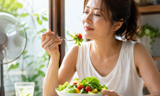 Nắng nóng kéo dài: 4 cách ăn uống giúp cơ thể dễ chịu hơn