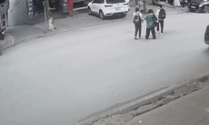 Video nam sinh viên gặp nạn vì lỗi nhiều người đi bộ vẫn mắc khi sang đường
