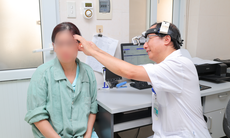 Người phụ nữ nghe kém suốt 2 năm, nguy cơ điếc nặng, bác sĩ phát hiện bị xốp xơ tai