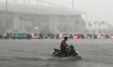Quảng trường trước sân vận động Mỹ Đình và nhiều khu vực ở Hà Nội ngập nặng do mưa lớn