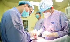 Bỏ lỡ 'thời điểm vàng', bệnh nhân 74 tuổi mang khối u phổi khổng lồ suýt nguy kịch