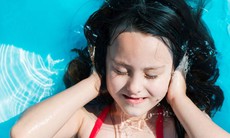 Ù tai sau khi bơi do đâu và cách xử trí đúng
