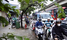 Giao thông Hà Nội đông đúc sau nghỉ lễ, xe máy 'leo' vỉa hè né dòng phương tiện