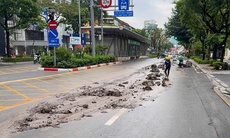 Đường Láng Hạ ngổn ngang bùn đất sau sự cố xe Howo