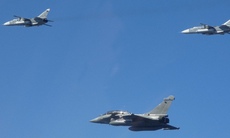 Tiêm kích Rafale Pháp chặn Su-24 Nga trên biển Baltic