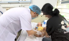 Bé trai 13 tháng phải cắt bỏ tinh hoàn từ dấu hiệu sưng bìu