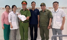 Xót xa bé trai sơ sinh bị bỏ lại ven đường trong túi nilon màu đỏ