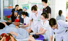 Hơn 400 người bệnh được cắt tóc, gội đầu miễn phí tại bệnh viện