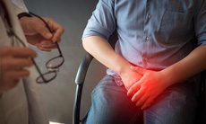 Tưởng viêm da suốt 2 năm, người đàn ông phát hiện ung thư hiếm gặp vùng kín