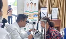 Bệnh viện Mắt Á Châu tầm soát bệnh lý mắt cho người dân Long Hải