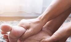 6 nguyên nhân gây phù chân ở người cao tuổi