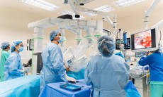 Ho ra máu vì ổ viêm phổi tái phát, người đàn ông Mỹ được bác sĩ FV cứu sống bằng phẫu thuật robot