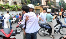Người cha 18 năm làm đôi chân cho con, người bà 80 tuổi và những người thân thấp thỏm chờ sĩ tử thi tốt nghiệp THPT