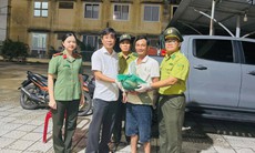 Nhặt chiếc túi giữa đường, người đàn ông bất ngờ phát hiện động vật quý hiếm
