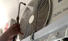 Vệ sinh điều hòa mùa cao điểm, thợ làm không xuể, khách 'mòn mỏi' chờ lịch