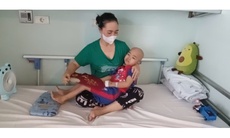 'Cả đời tôi chỉ biết đầu tắt mặt tối, giờ 2 con bệnh nặng không biết lấy gì cứu con'