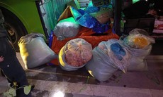 Phát hiện gần 500kg mỡ lợn bốc mùi thối đang trên đường đi tiêu thụ