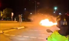 Ô tô lao như bay, phát nổ văng xa hàng trăm mét khi đâm vào xe khác