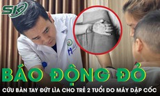Báo động đỏ cứu bàn tay đứt lìa cho trẻ 2 tuổi bị máy dập cốc cuốn vào