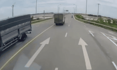 Video xe con tông xe tải rồi cùng lao xuống mương 