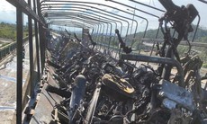 Ô tô tải chở xe máy bốc cháy dữ dội khi qua cầu cầu Bến Thủy 2
