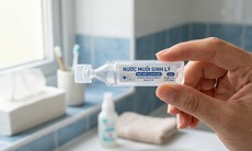 Vì sao không nên dùng nước muối sinh lý đã hết hạn hoặc mở nắp quá lâu?