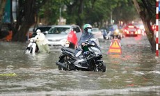 Cảnh báo dông lốc mạnh ở miền Bắc, nắng nóng ở miền Trung vẫn kéo dài