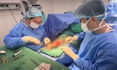 Lóc da sau tai nạn giao thông, cô gái trải qua 4 lần phẫu thuật ghép da