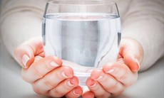 Nhịn ăn chỉ uống nước để giảm cân, thải độc có tác hại gì?