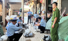 Bày bán công khai lượng lớn sản phẩm giả mạo nhãn hiệu nổi tiếng được bảo hộ