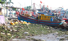 Rác thải bủa vây khu neo đậu tàu thuyền ven biển Nghệ An