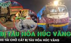 Cố vượt qua đường sắt, xe tải chở cát bị tàu hỏa húc văng, tài xế thoát nạn trong gang tấc