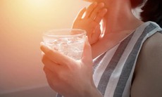 Nắng nóng đỉnh điểm, nhiều người uống nước đá sai cách mà không biết