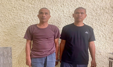 Nhét phong bì vào xe ô tô của công an để xin 'không khởi tố', hai đối tượng bị bắt vì đưa hối lộ