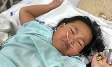 Bé gái 7 tuổi nguy kịch vì bị tường đổ đè trúng người cần sự giúp đỡ để vượt qua ca điều trị nặng